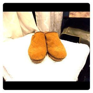Suede clog